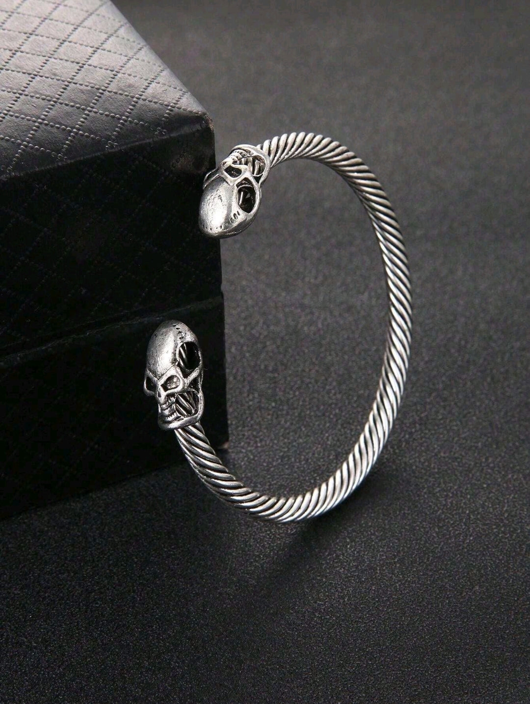 Vowryn Mortalis Skull Cuff