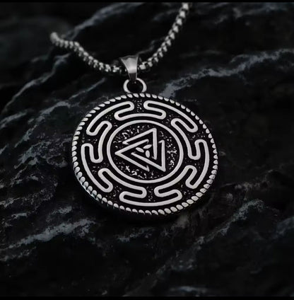 Vowryn Packbound Twin Wolves Necklace