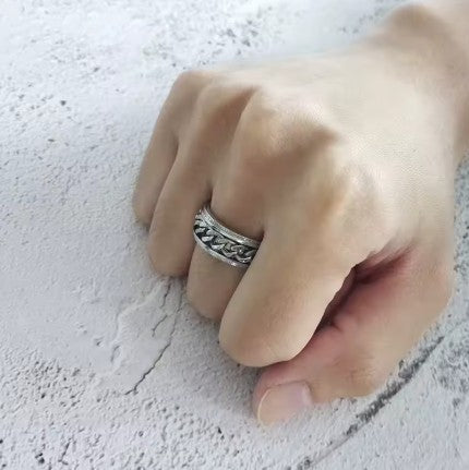 Vowryn Linkspin Cuban Ring